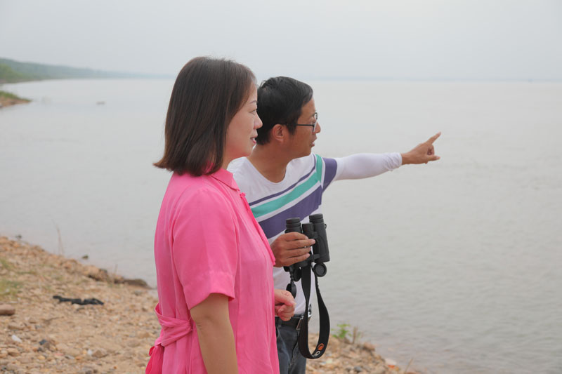 志愿者徐建利（右），向王瓊講解江豚拍攝點位和觀看角度。h49a1727.jpg